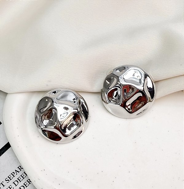 Brinco SOPRANO boton martelada folheada a prata