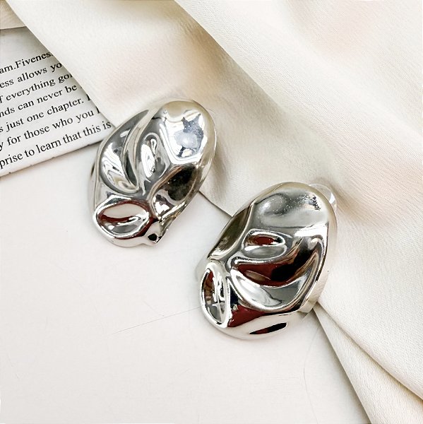 Brinco ANAKI oval martelada folheada a prata