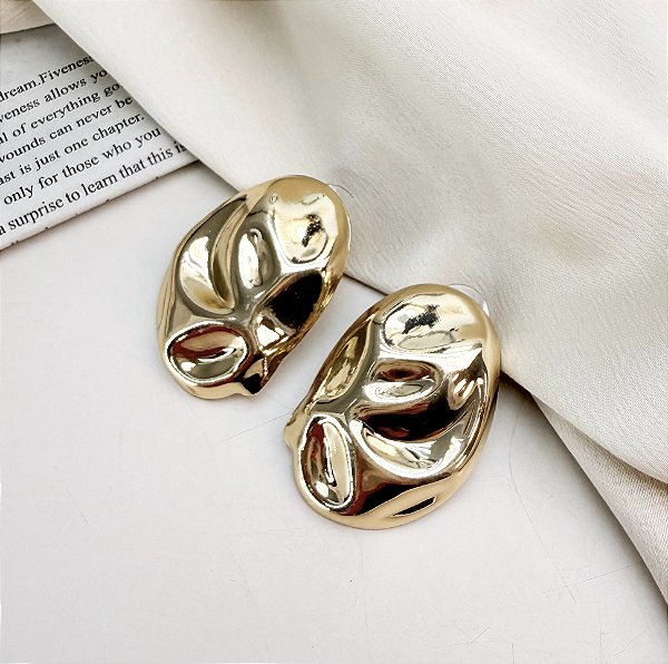 Brinco ANAKI oval martelada folheada a ouro