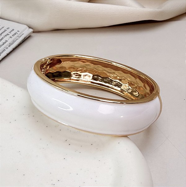 Bracelete JASON resinado cor off basic folheado a ouro