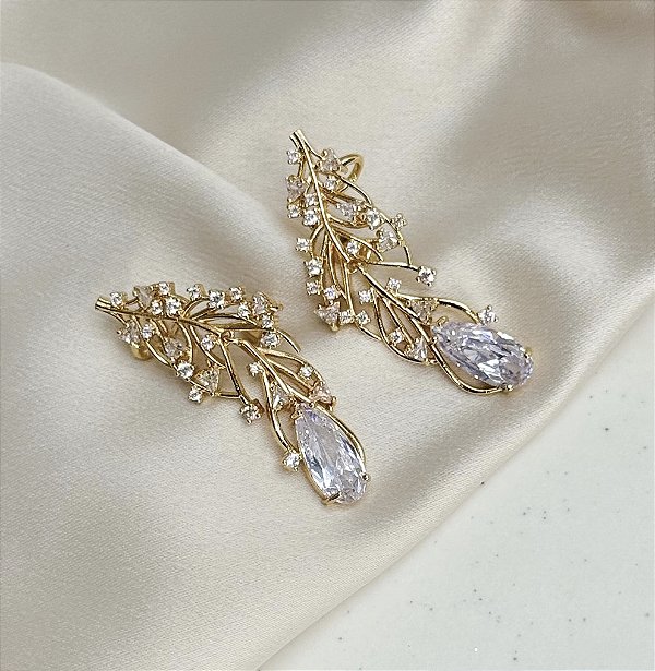 Brinco SAORI ear cuff cravejado com zircônias folheada a ouro