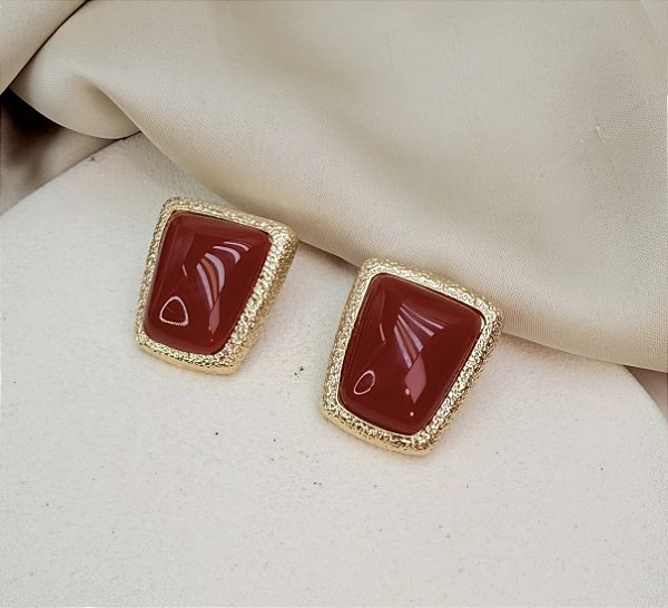 Brinco MOTA boton geométrico pedra vermelha folheada a ouro