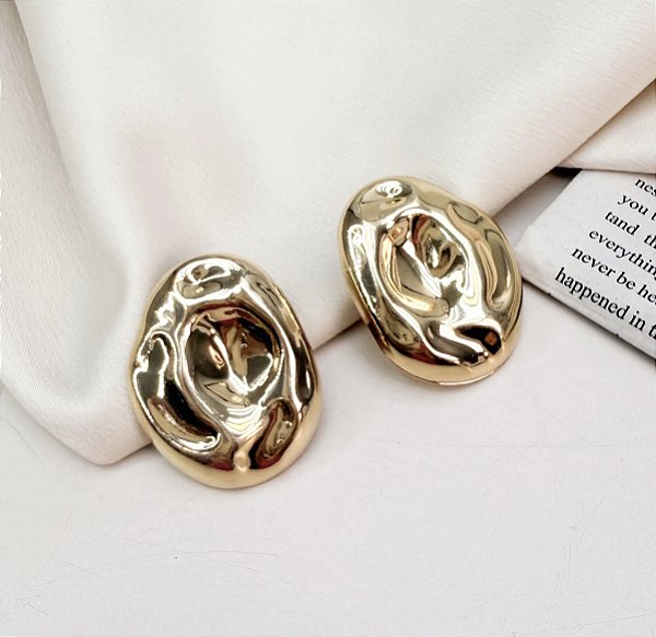 Brinco KAIDA boton martelada folheada a ouro