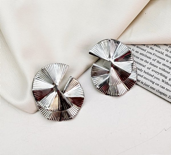 Brinco NAZARE meio leque texturizado folheada a prata