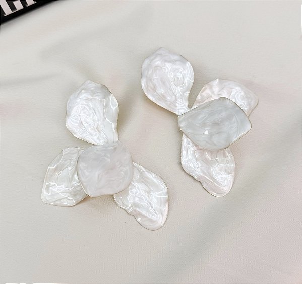 Brinco AZALEIA meia flor madre perola