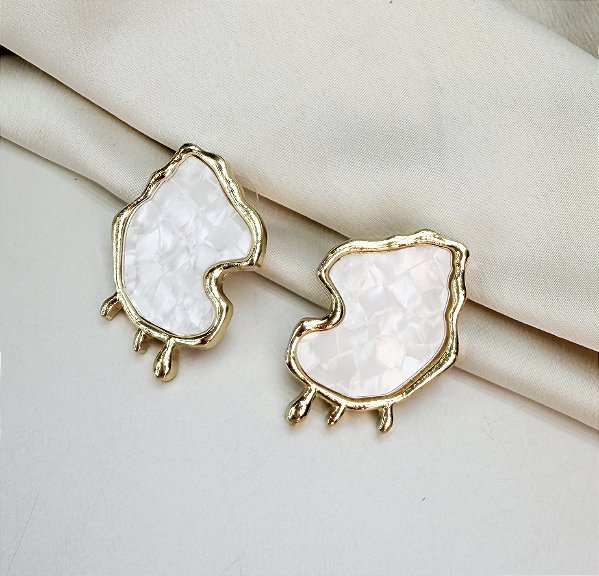 Brinco ROWAN organico madre perola folheado a ouro