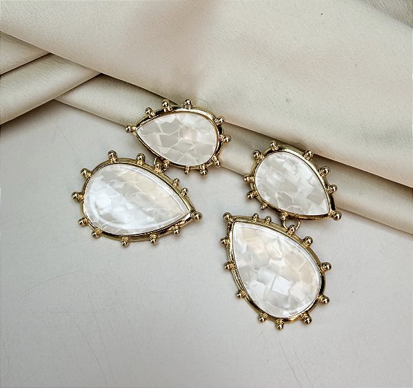 Brinco NORABEL orgânico MADRE PEROLA meio oval folheado a ouro