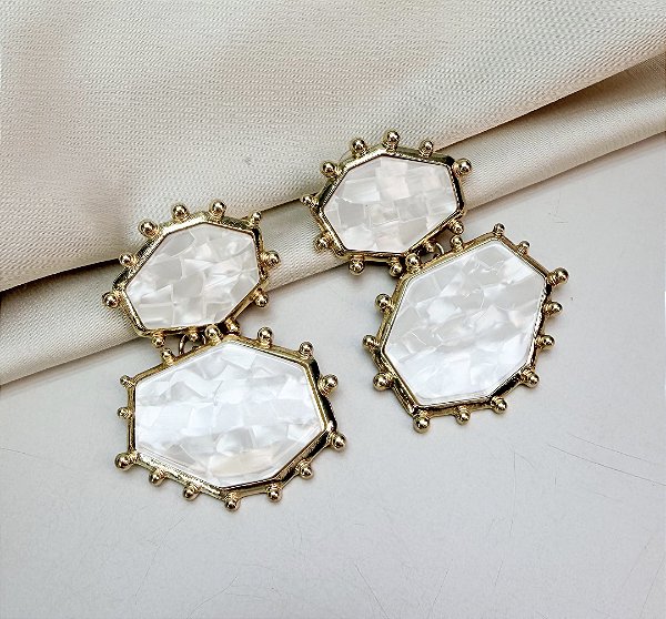 Brinco BARUC orgânico MADRE PEROLA meio oval folheado a ouro