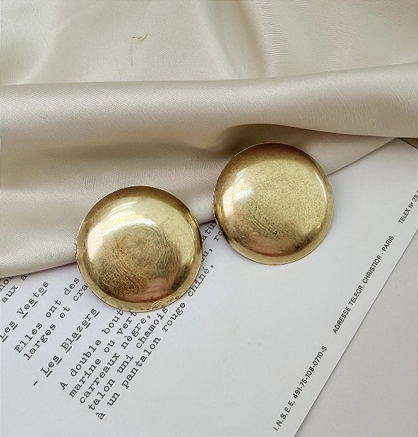 Brinco BORIS boton meia esfera escovada dourada