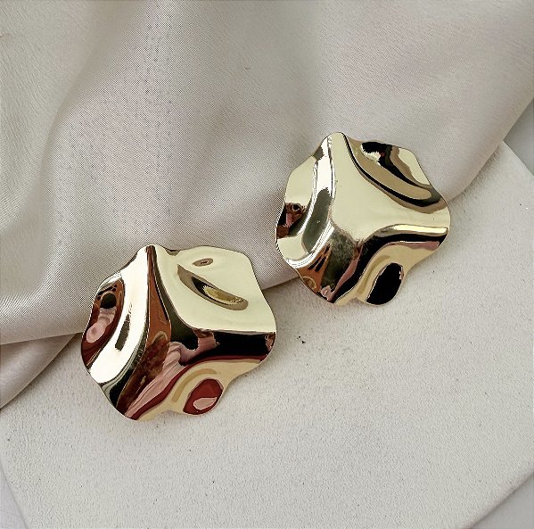 Brinco VICENTE circulo orgânico martelado folheada a ouro