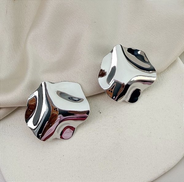 Brinco VICENTE circulo orgânico martelado folheada a prata