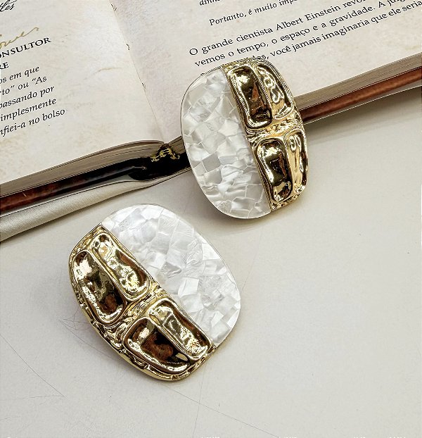 Brinco HELGA madre perola folheada a ouro