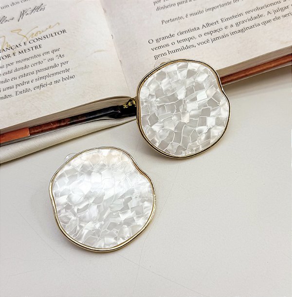 Brinco CARMETA organico madre perola folheado a ouro