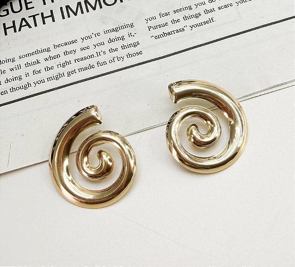 Brinco SAARA espiral folheada a ouro