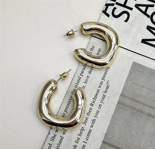 Argola VANU tubo organico dourada M