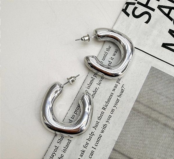 Argola VANU tubo organico prateado M