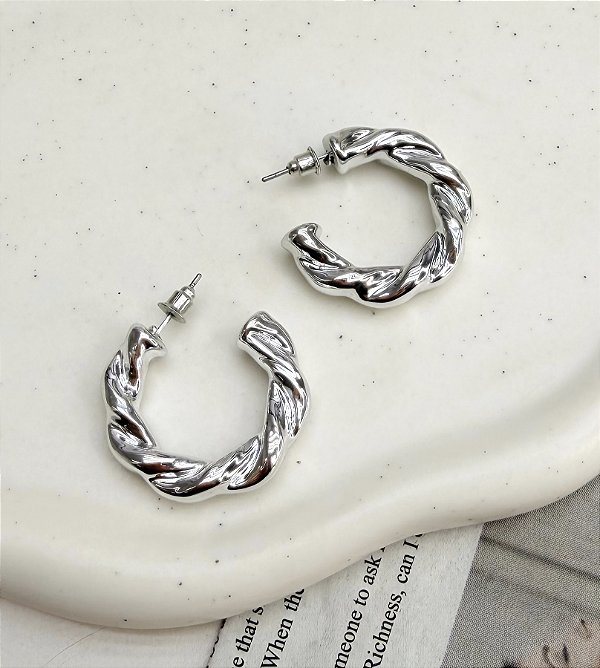 Argola ZELANDIA torcida M folheada a prata