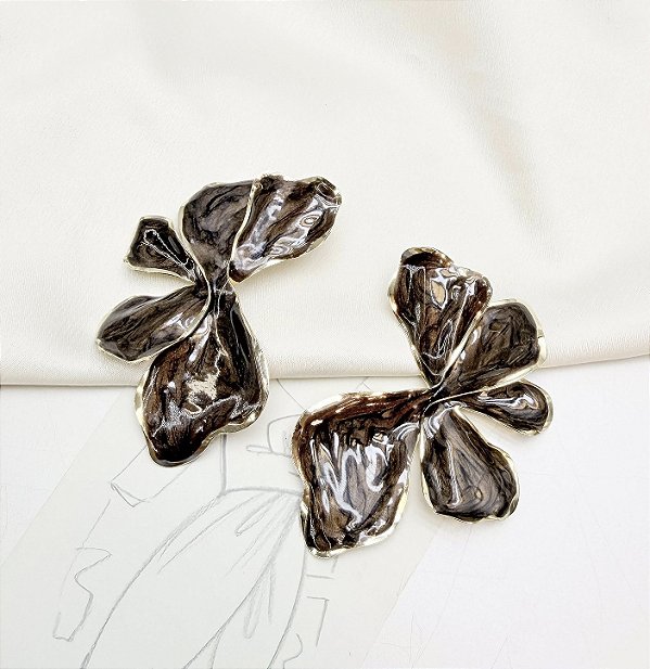Brinco CIANEL meia flor colors MARROM folheada a ouro