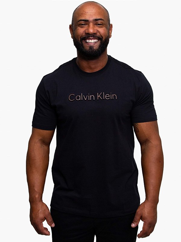 Camiseta Logo Relevo Preto Calvin Klein