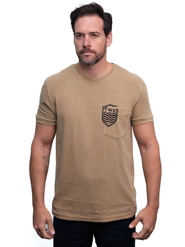 T-Shirt Bolso Brasão Palha Osklen