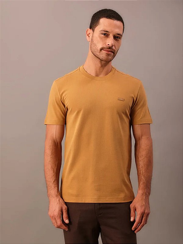 Camiseta Calvin Klein Manga Curta Piquet Patch Borracha Havana