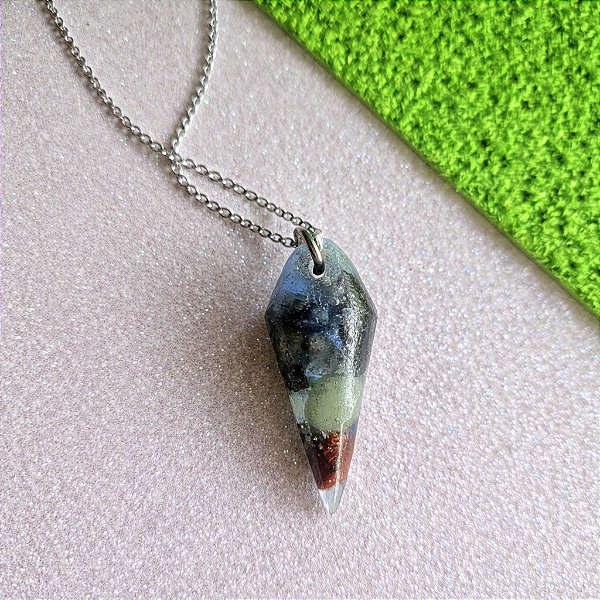 Pêndulo Energético em Resina e Cristais - com corrente