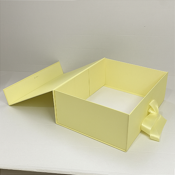 Caixa rígida dobrável com fecho magnético e fita de cetim para presente / cor creme 28x20x09 - 1 unidade