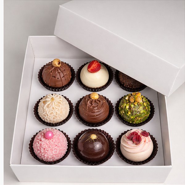 Caixa quadrada 15X15x05 modelo tampa e fundo em papel cartão / berço 9 doces - 10 unidades