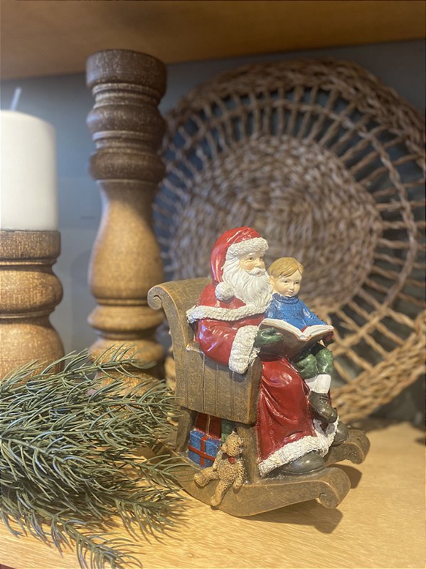 Papai noel sentado com menino