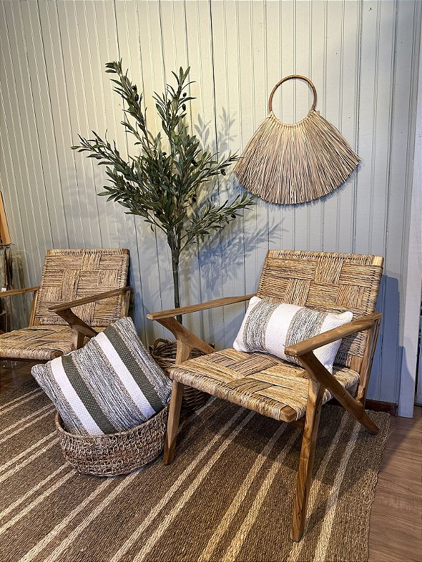 Cadeira de fibra natural e madeira