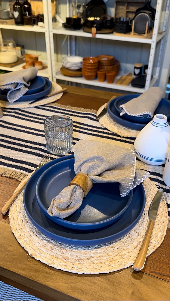 Prato de jantar com borda azul