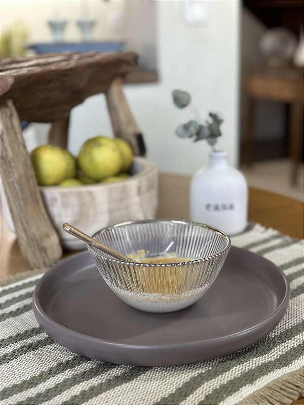 Prato de jantar com borda cinza