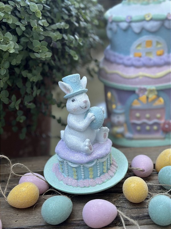 Coelho sentado no bolo