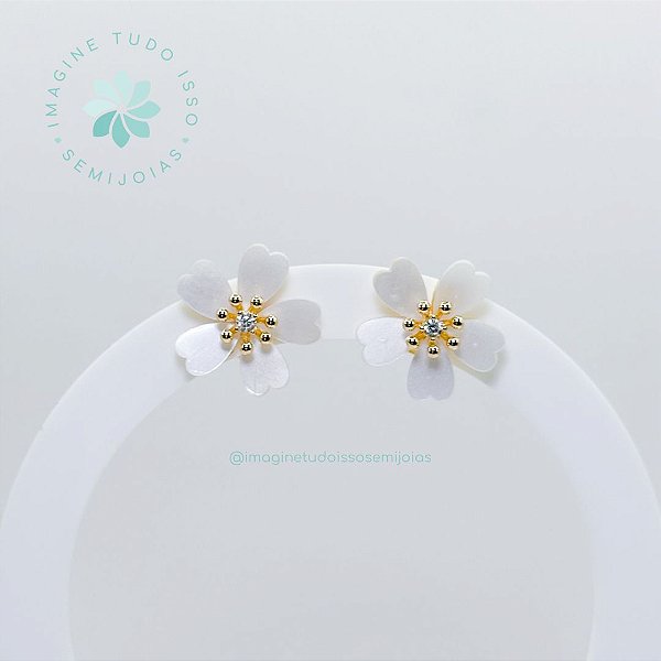 Brinco Semijoia Flor e Pétalas Estilo Madrepérola (dourado)