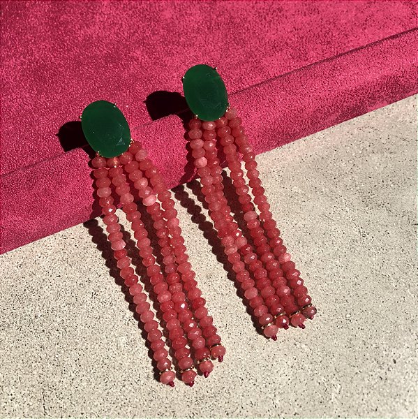 Brinco Oval Esmeralda Leitosa Com Franja Fixa Em Pedras Naturais Jade Goiaba Mescla Banhado a Ouro