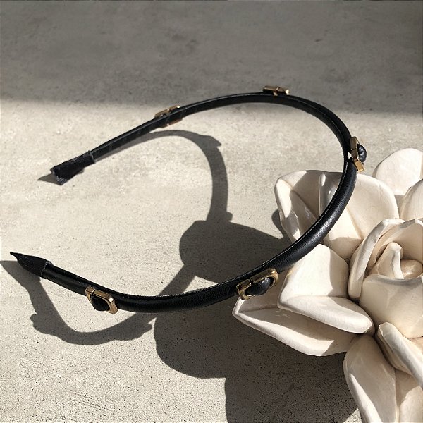 Tiara Belt Courino Preto Com Detalhes em Dourado