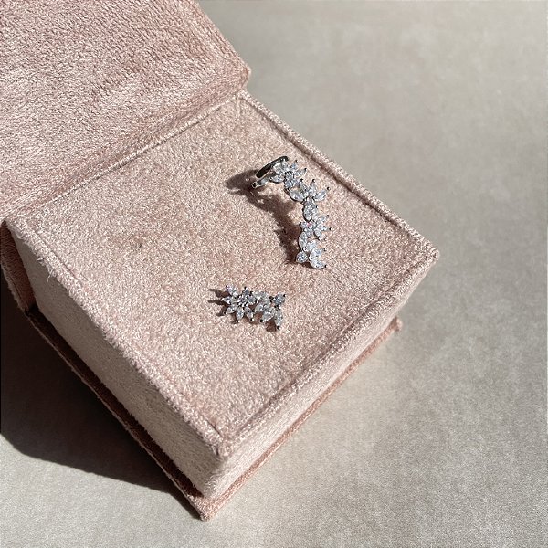 Brinco Ear Cuff Assimétrico Flor Banhado a Ródio Branco