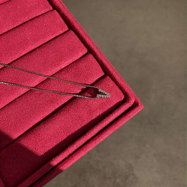 Colar Letra "V" Cravejado Banhado a Ródio Branco