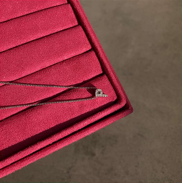 Colar Letra "P" Cravejado Banhado a Ródio Branco