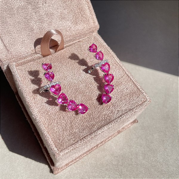 Brinco Ear Cuff Corações Graduados Safira Rosa Banhado a Ródio Branco