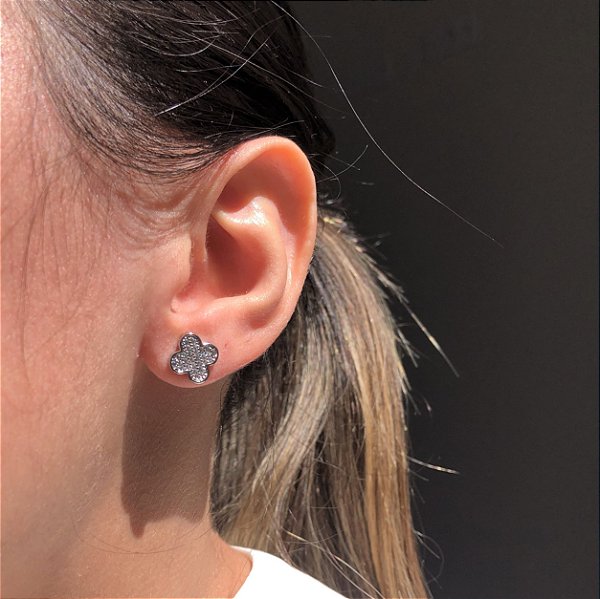 Brinco Trevo Cravejado Tam. M Banhado a Ródio Branco