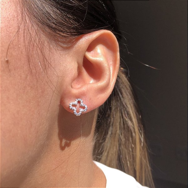 Brinco Trevo Cravejado Vazado Banhado a Ródio Branco