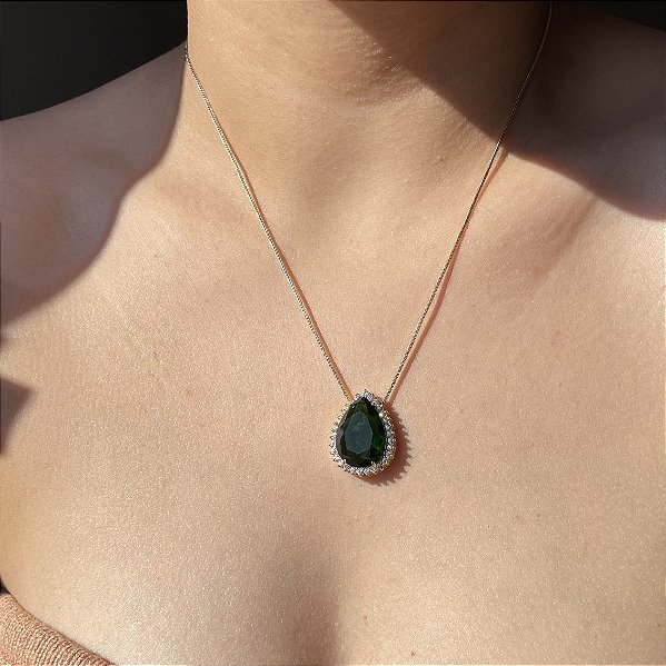Colar Gota Borda Cravejada Esmeralda Banhado a Ouro