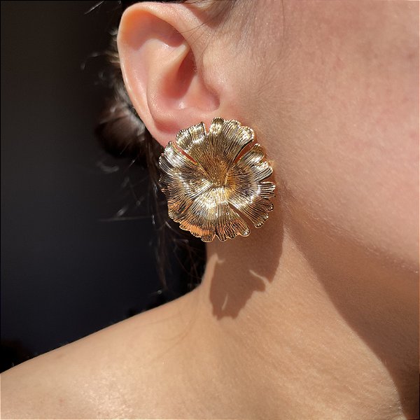 Brinco Flor Texturizado Liso Banhado a Ouro