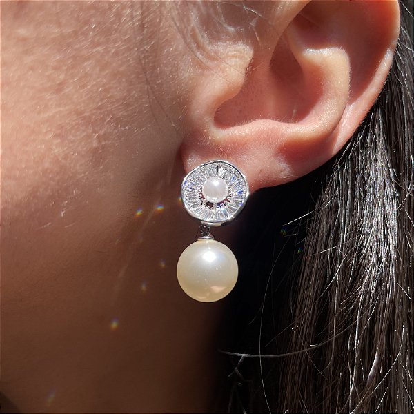 Brinco Pizza Pérola Shell Banhado a Ródio Branco