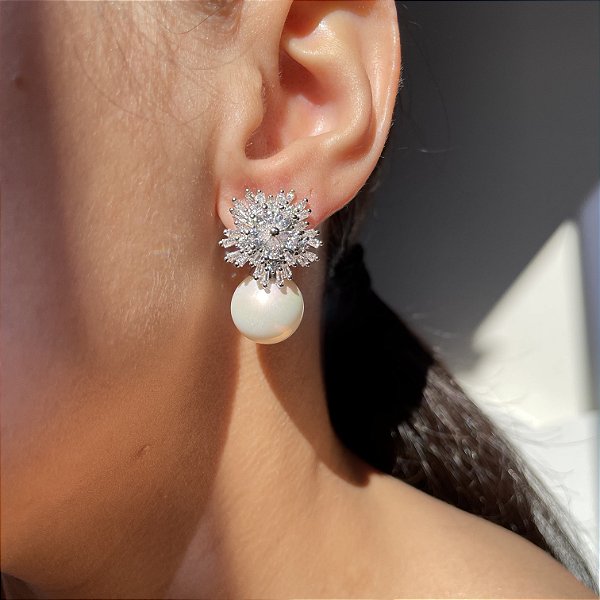 Brinco Clássico Flor Baguetes e Pérola Shell Banhado a Ródio Branco