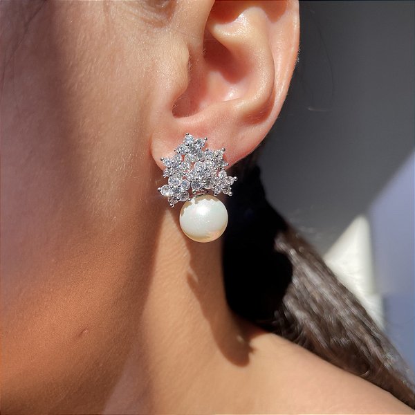 Brinco Clássico Flores Cristal e Pérola Shell Banhado a Ródio Branco