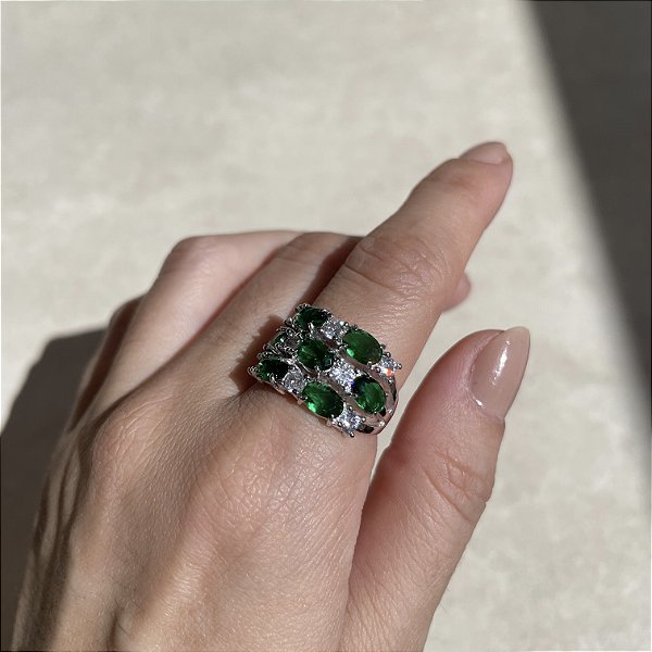 Anel Oval Três Fileiras Verde Esmeralda Banhado a Ródio Branco - Aro 17