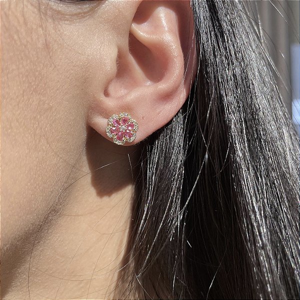 Brinco Mini Flor Safira Rosa Banhado a Ouro