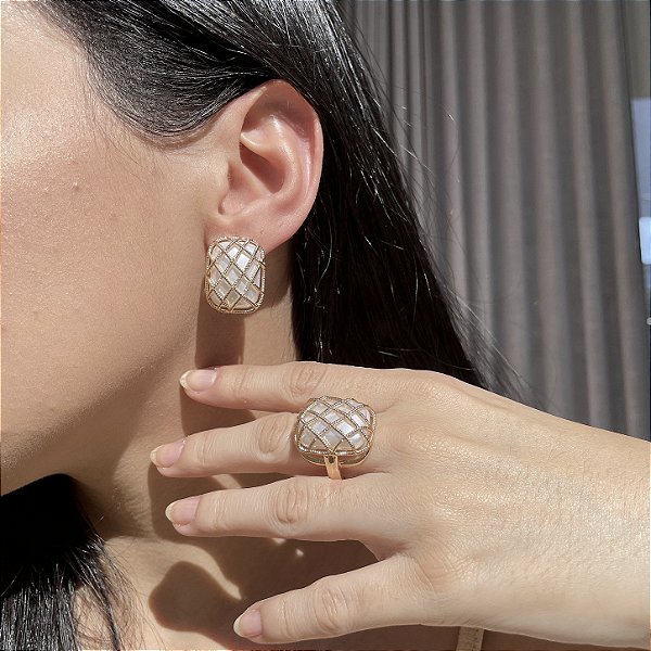 Conjunto Madrepérola Entrelaçado Banhado a Ouro